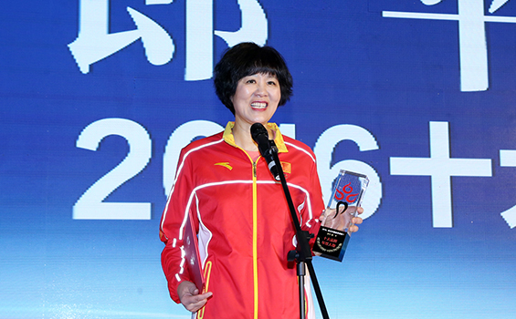 中国女排主教练、“铁榔头”郎平获“十大品牌年度人物”奖